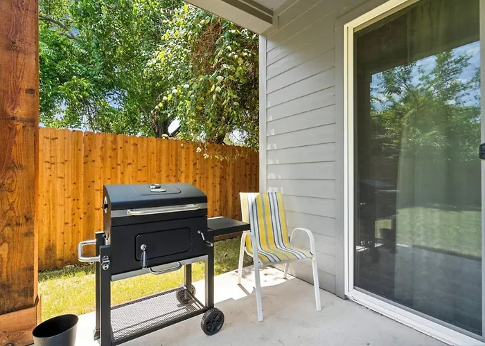 Joyous 3bd House In The Heart Of Worth Holiday home