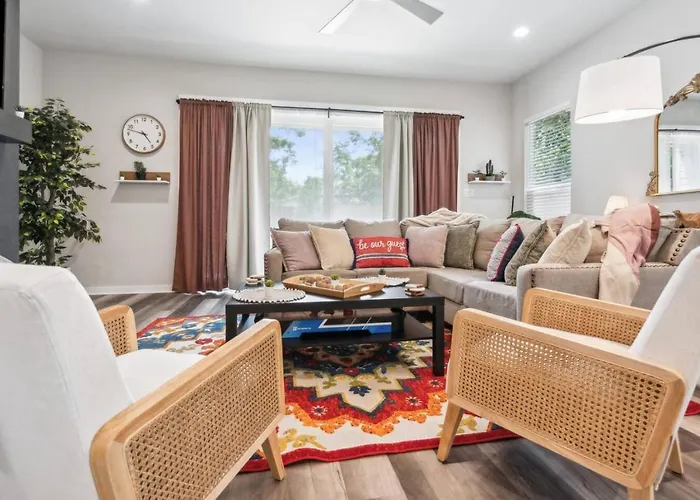 Joyous 3bd House In The Heart Of Worth Holiday home