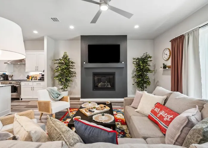 Joyous 3bd House In The Heart Of Worth Holiday home