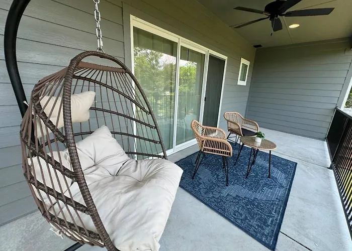 Joyous 3bd House In The Heart Of Worth Holiday home
