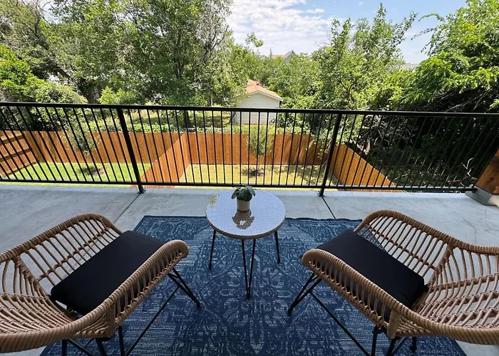 Joyous 3bd House In The Heart Of Worth Holiday home