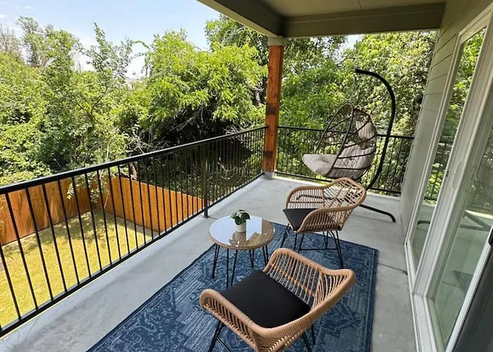 Joyous 3bd House In The Heart Of Worth Holiday home